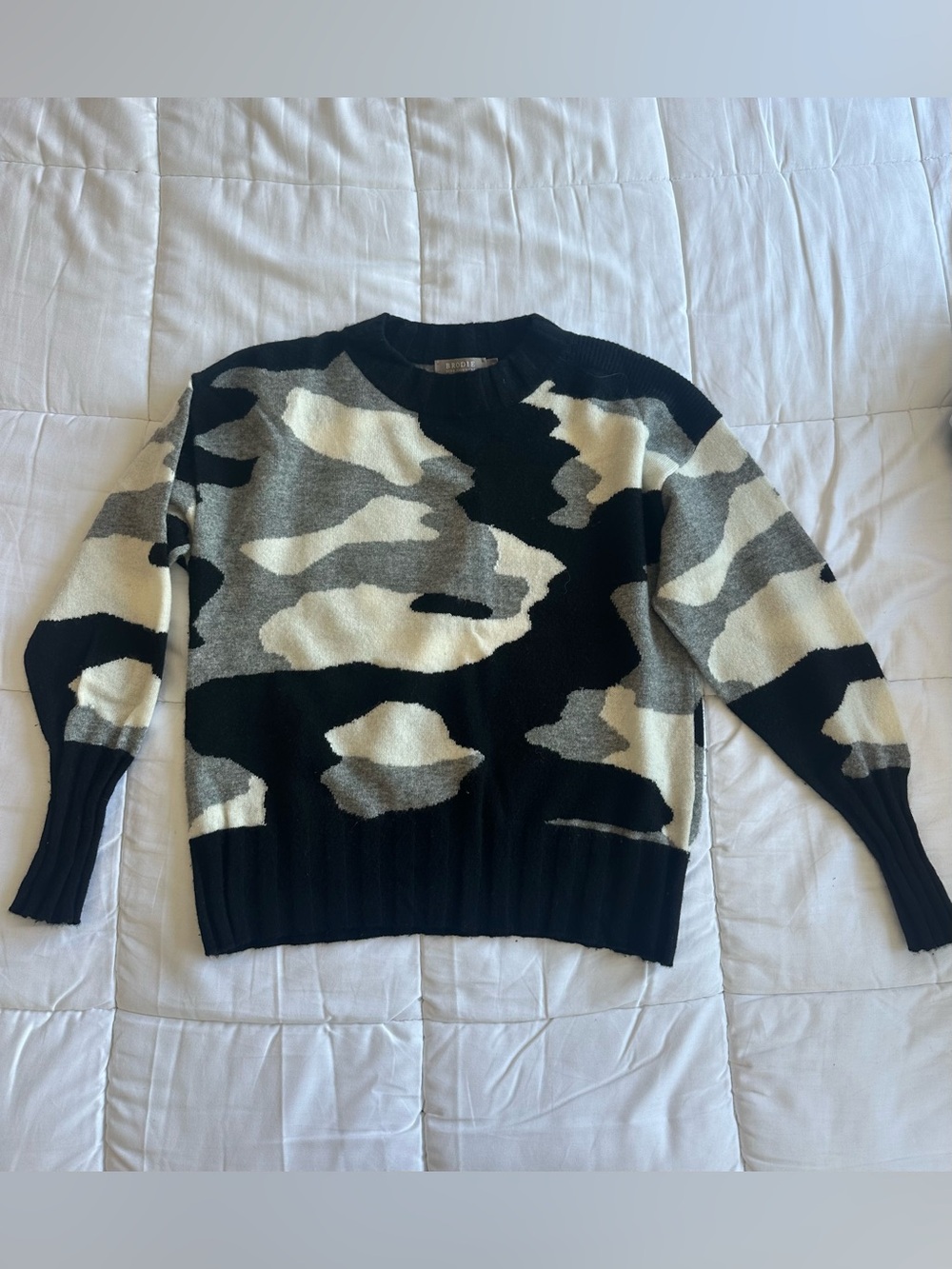 Brodie Cashmere Sweater in Camo